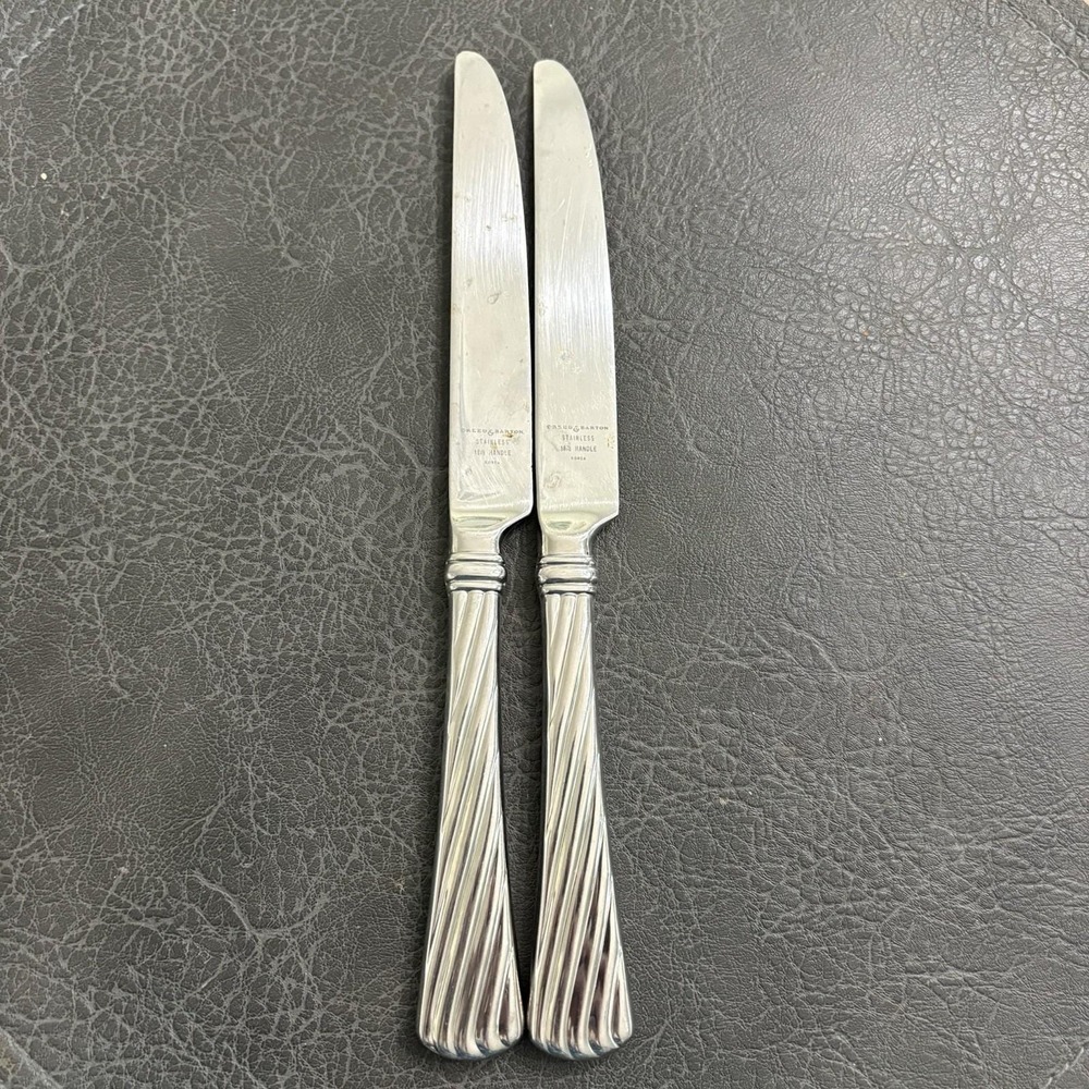 Reed & Barton Atlantis 18/8 Stainless Flatware 2 Dinner Knives Ribbed Handle
